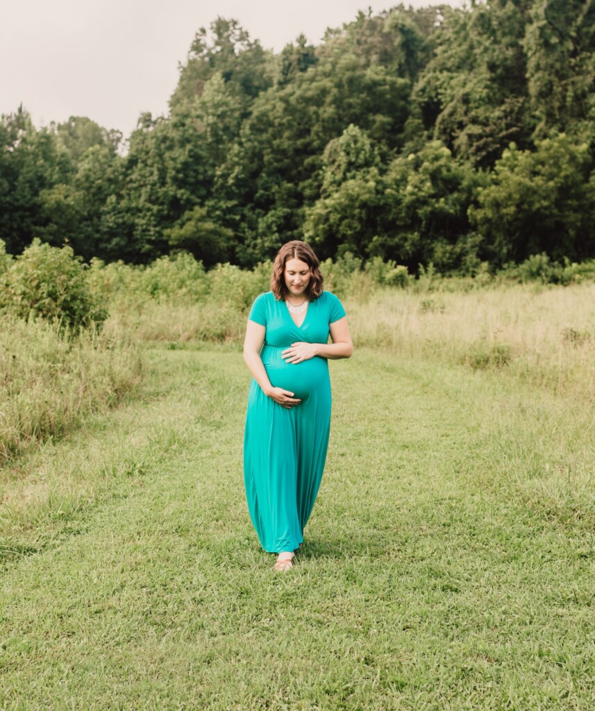 What to wear for maternity photos. Brooke Grogan Photography.